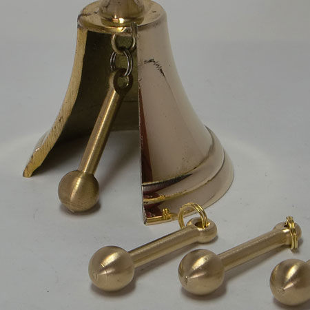 熊鈴の振り子の画像