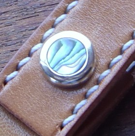 熊鈴マスターピースのステッチ入り革ベルトの写真