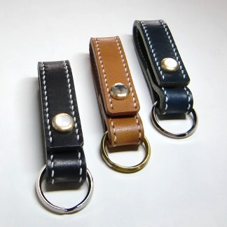 熊鈴マスターピースのステッチ入り革ベルトの写真