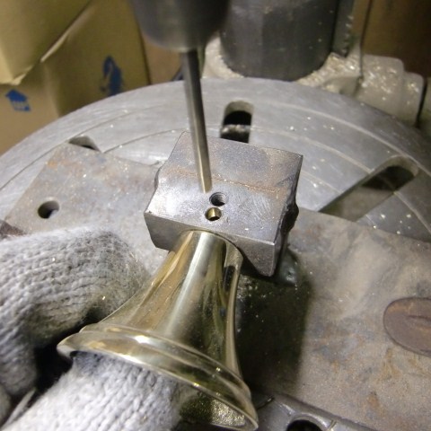 ベルの穴あけの写真